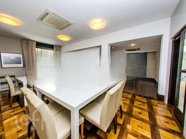 Apartamento com 98m², 2 dormitórios, 2 suítes, 2 vagas, Moinhos de Vento em Porto Alegre