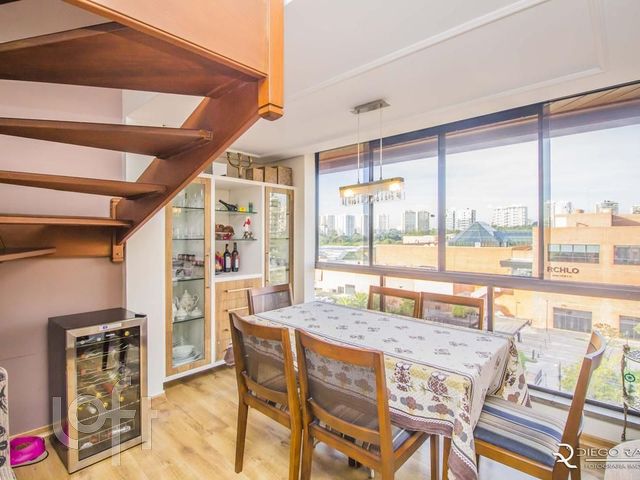 Apartamento com 200m², 3 dormitórios, 1 suíte, 2 vagas, Jardim Europa em Porto Alegre