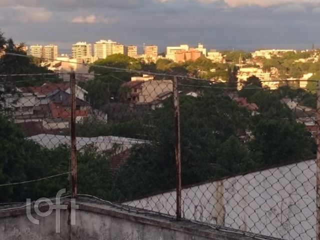 Casa com 332m², 3 dormitórios, 2 vagas, Três Figueiras em Porto Alegre