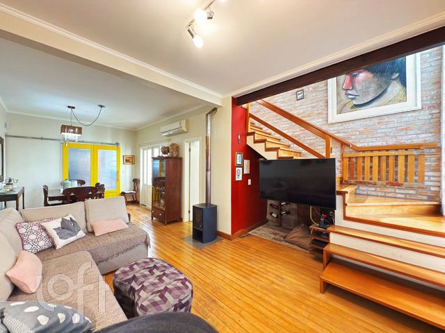 Casa com 217m², 4 dormitórios, 1 suíte, 3 vagas, Rio Branco em Porto Alegre