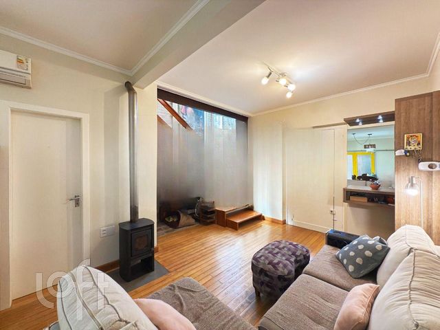 Casa com 217m², 4 dormitórios, 1 suíte, 3 vagas, Rio Branco em Porto Alegre