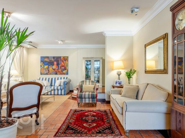 Casa com 395m², 4 dormitórios, 1 suíte, 4 vagas, Três Figueiras em Porto Alegre