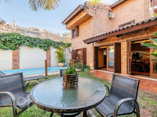 Casa com 395m², 3 dormitórios, 1 suíte, 3 vagas, Três Figueiras em Porto Alegre