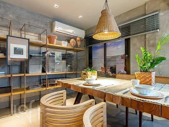 Apartamento com 82m², 2 dormitórios, 1 suíte, 2 vagas, Menino Deus em Porto Alegre