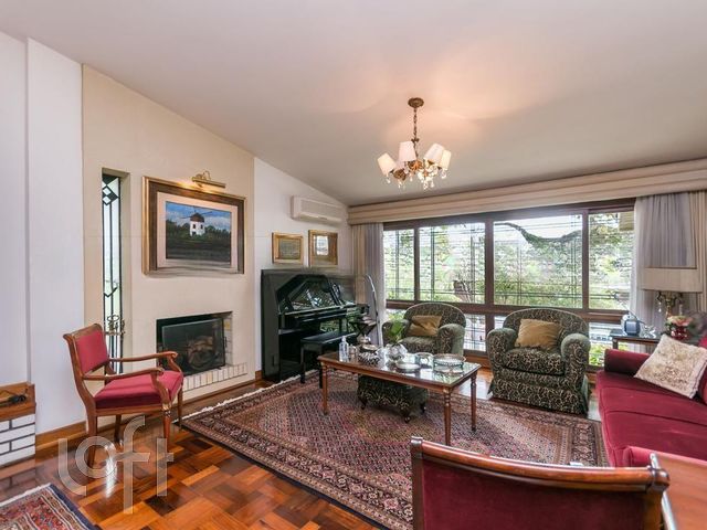 Casa com 340m², 3 dormitórios, 1 suíte, 2 vagas, Chácara das Pedras em Porto Alegre