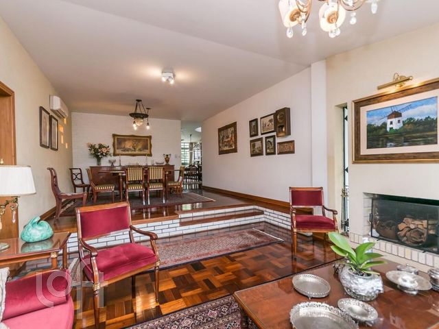 Casa com 340m², 3 dormitórios, 1 suíte, 2 vagas, Chácara das Pedras em Porto Alegre