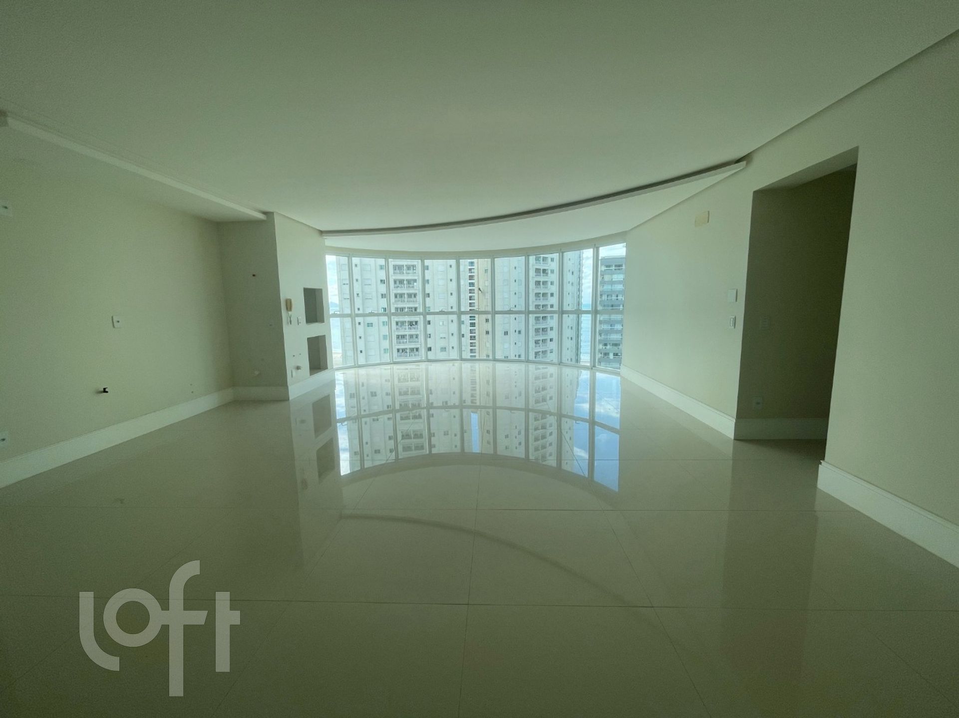 Apartamentos com 128m², 3 quartos, 3 suítes, 4 garagens, no bairro Centro em Balneário Camboriú