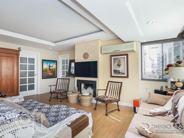 Apartamento com 114m², 3 dormitórios, 1 suíte, 2 vagas, Petrópolis em Porto Alegre