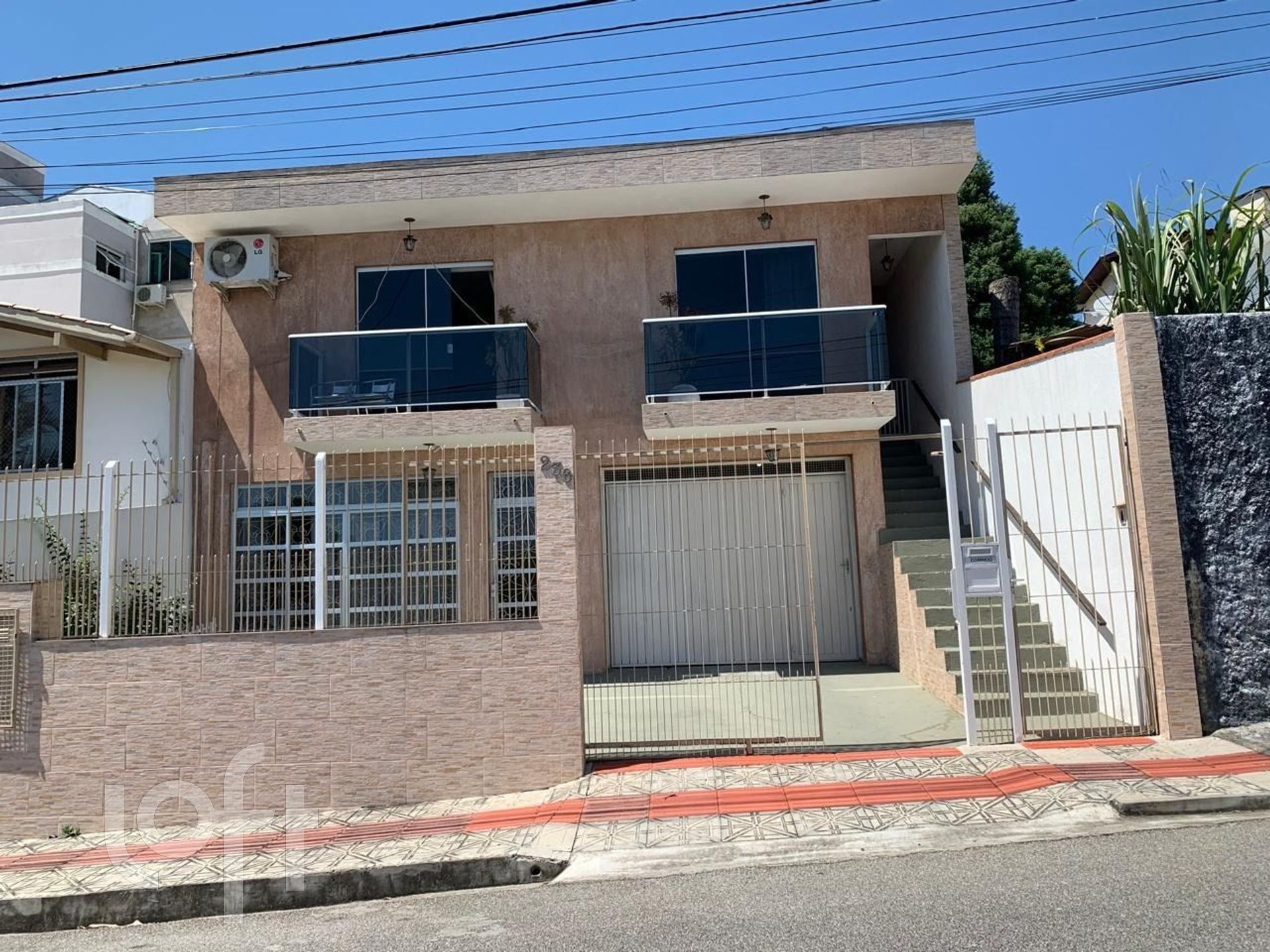 Casa Residencial com 359m², 7 quartos, 2 suítes, 9 garagens, no bairro Coloninha em Florianópolis