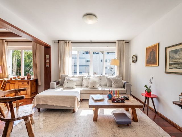 Apartamento com 236m², 3 dormitórios, 1 suíte, 2 vagas, Auxiliadora em Porto Alegre