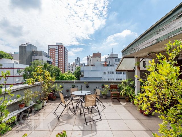 Apartamento com 236m², 3 dormitórios, 1 suíte, 2 vagas, Auxiliadora em Porto Alegre