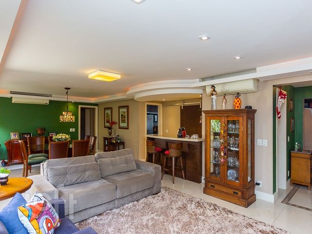 Apartamento com 157m², 3 dormitórios, 3 suítes, 2 vagas, Rio Branco em Porto Alegre