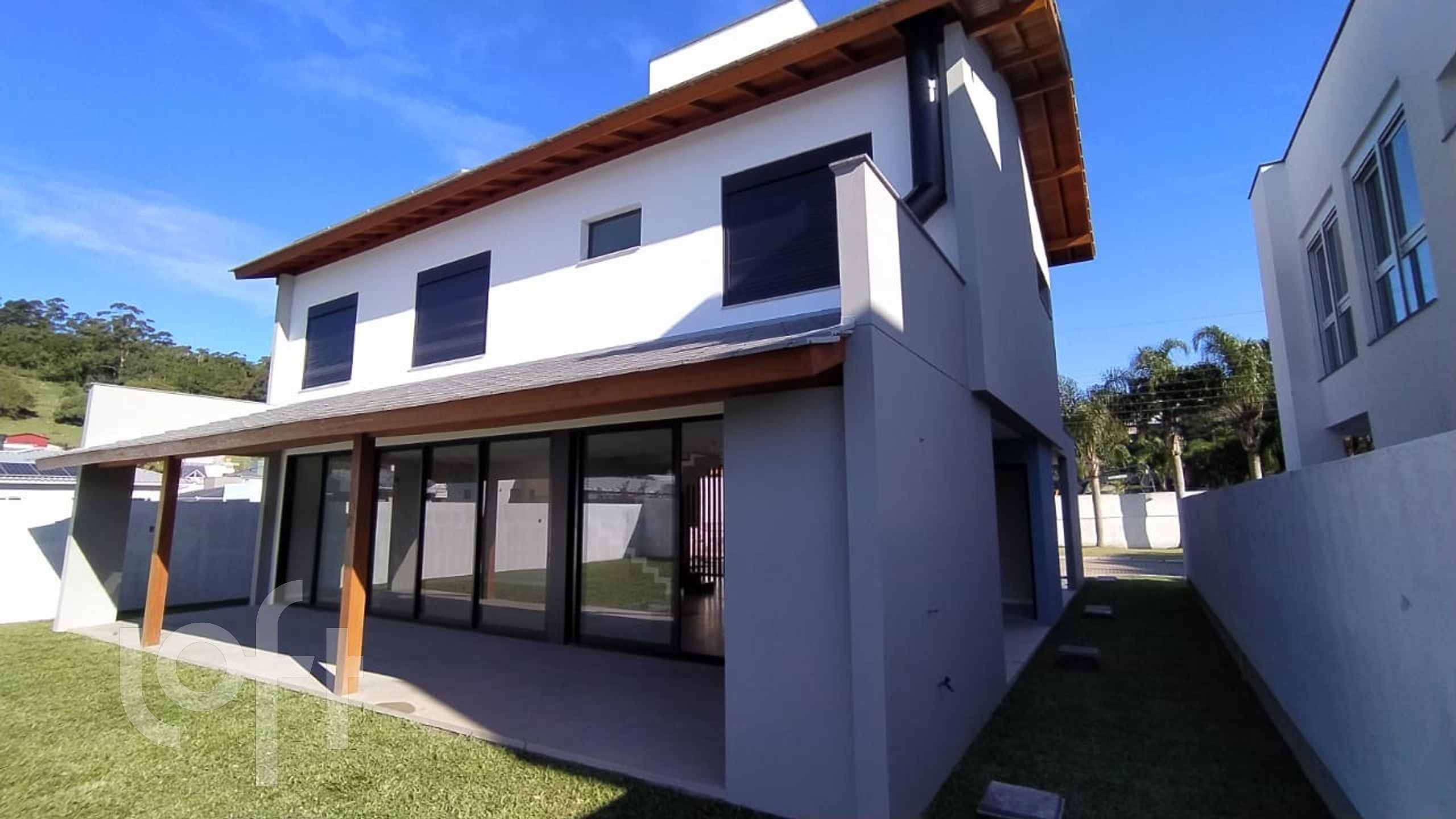 Casa Residencial com 230m², 4 quartos, 3 suítes, 2 garagens, no bairro Cachoeira do bom Jesus Leste em Florianópolis