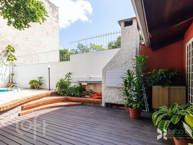 Casa com 282m², 3 dormitórios, 1 suíte, 2 vagas, Menino Deus em Porto Alegre