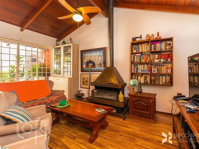 Casa com 282m², 3 dormitórios, 1 suíte, 2 vagas, Menino Deus em Porto Alegre