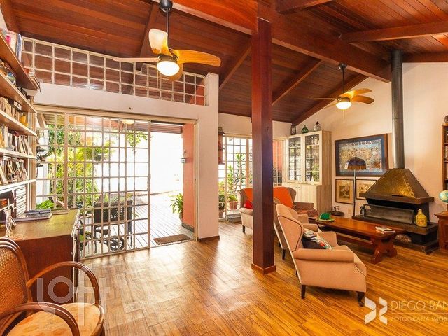 Casa com 282m², 3 dormitórios, 1 suíte, 2 vagas, Menino Deus em Porto Alegre