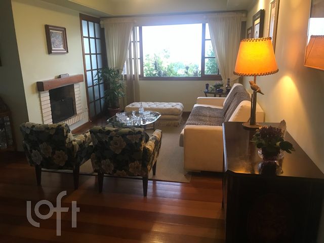 Apartamento com 172m², 3 dormitórios, 1 suíte, 4 vagas, Floresta em Porto Alegre