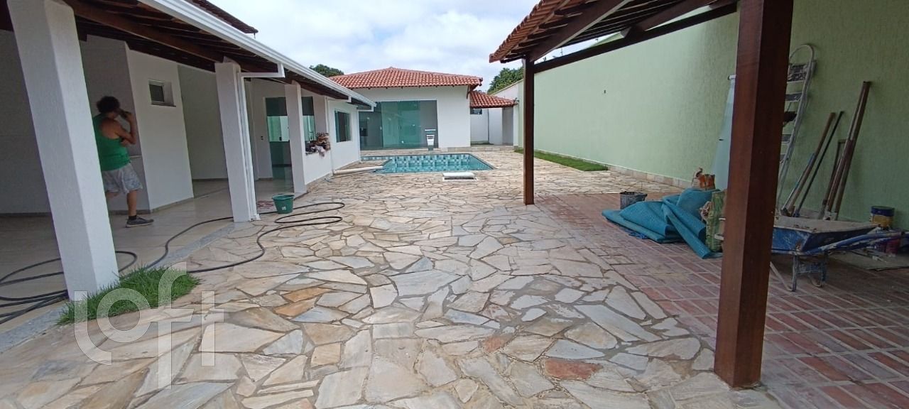 Casa à venda com 3 quartos, 210m² - Foto 2