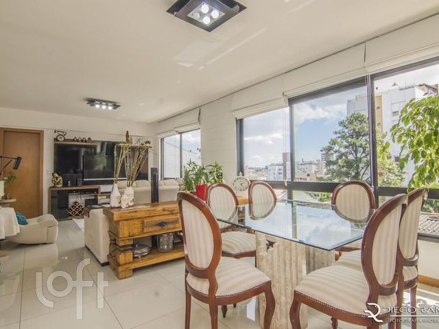 Apartamento com 98m², 3 dormitórios, 1 suíte, 2 vagas, Petrópolis em Porto Alegre