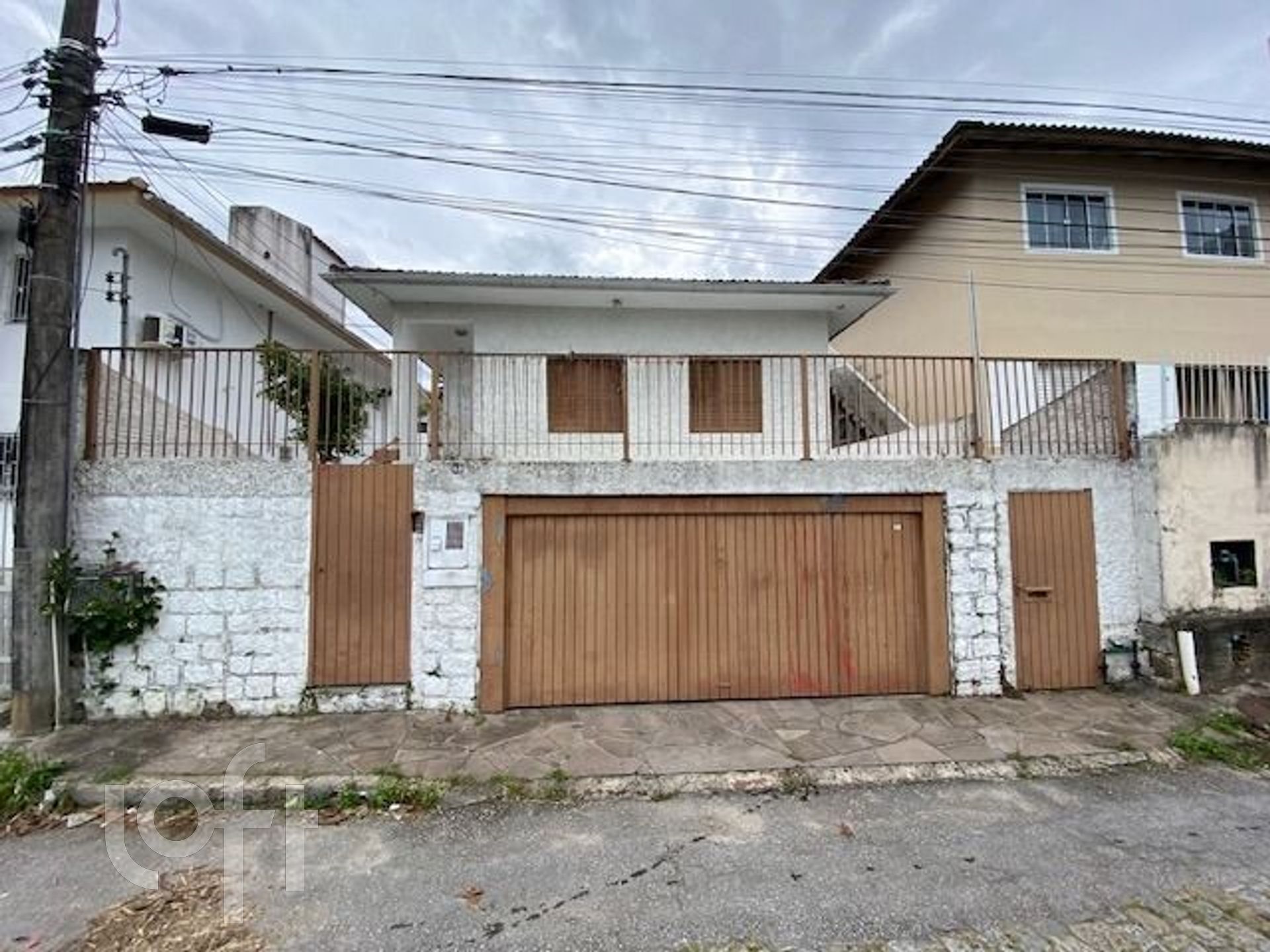 Casa à venda em Agronômica com 185 m², 4 quartos, 1 suíte, 2 vagas