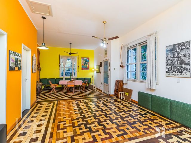 Casa com 180m², 3 dormitórios, 1 suíte, 3 vagas, Petrópolis em Porto Alegre