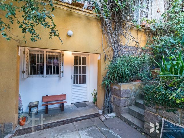 Casa com 180m², 3 dormitórios, 1 suíte, 3 vagas, Petrópolis em Porto Alegre