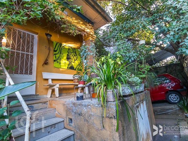 Casa com 180m², 3 dormitórios, 1 suíte, 3 vagas, Petrópolis em Porto Alegre