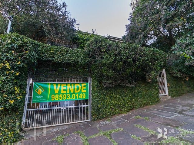 Casa com 180m², 3 dormitórios, 1 suíte, 3 vagas, Petrópolis em Porto Alegre