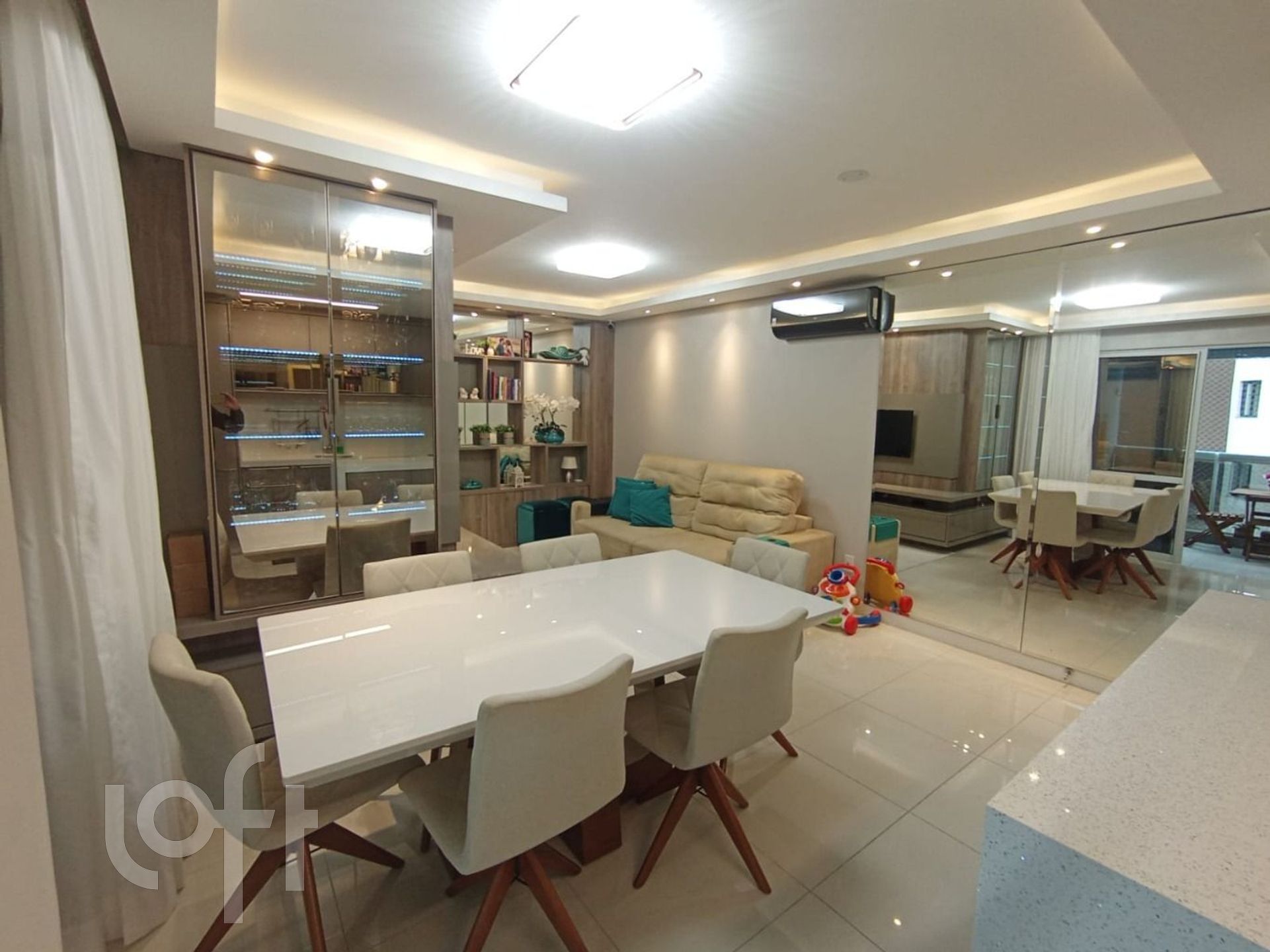 Apartamento à venda em Agronômica com 82 m², 3 quartos, 1 suíte, 1 vaga