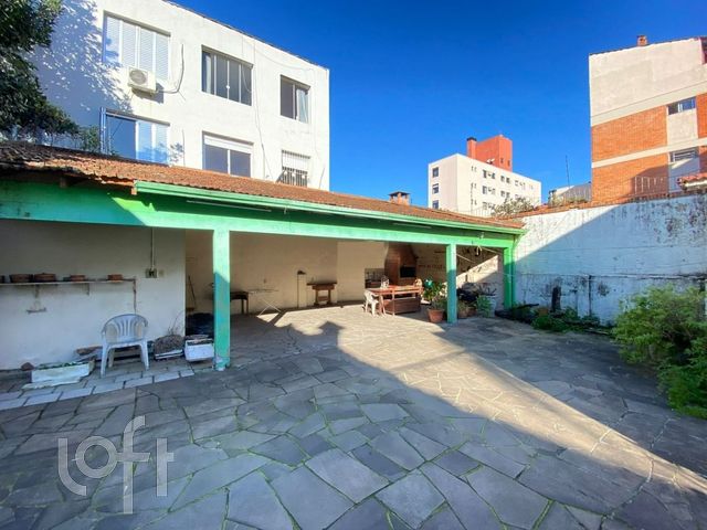 Casa com 176m², 3 dormitórios, 5 vagas, Petrópolis em Porto Alegre