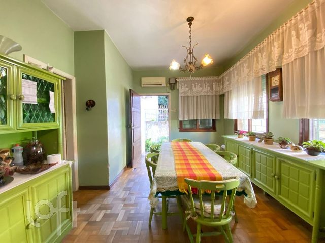 Casa com 176m², 3 dormitórios, 5 vagas, Petrópolis em Porto Alegre