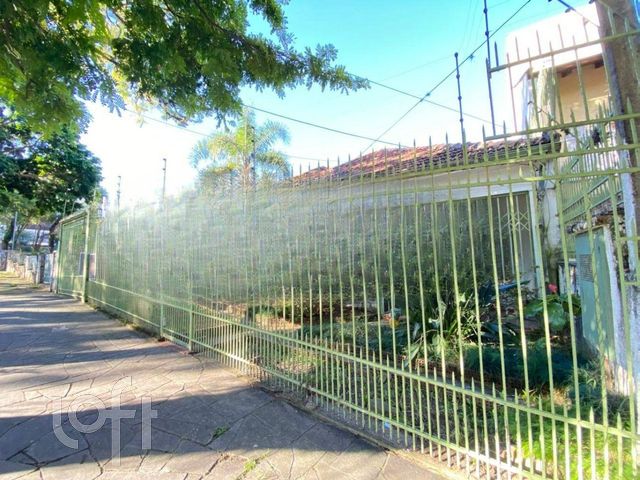 Casa com 176m², 3 dormitórios, 5 vagas, Petrópolis em Porto Alegre