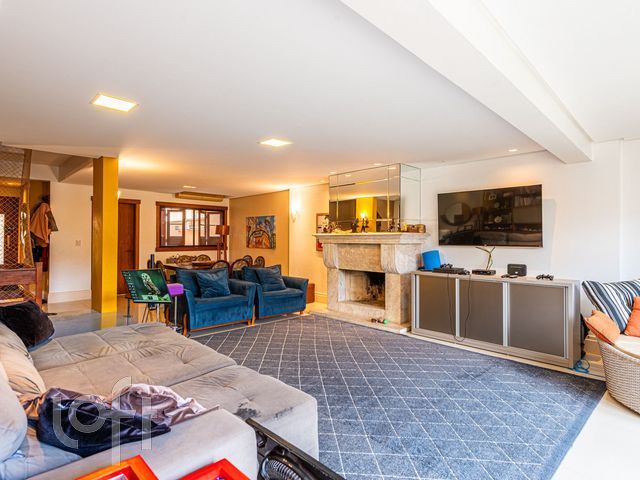 Casa em Condomínio com 436m², 4 dormitórios, 4 suítes, 2 vagas, Três Figueiras em Porto Alegre