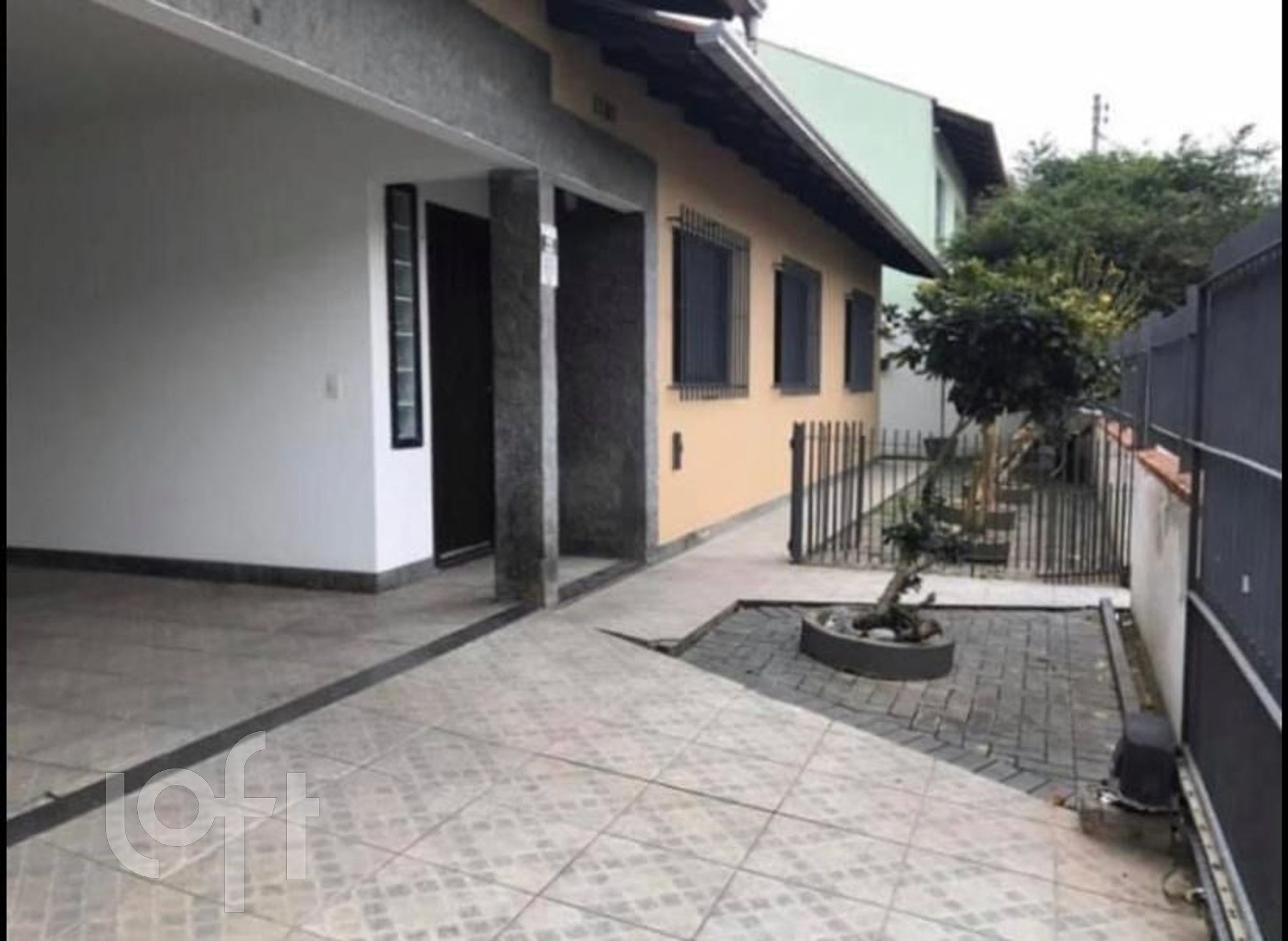 Casa Residencial com 135m², 3 quartos, 1 suíte, 2 garagens, no bairro Centro em Balneário Camboriú