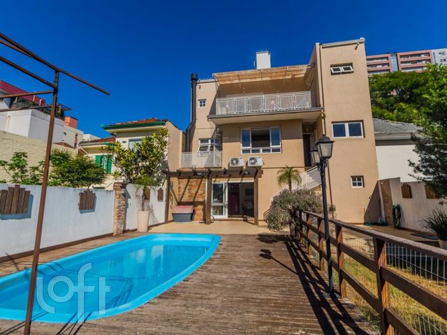Casa com 402m², 3 dormitórios, 1 suíte, 6 vagas, Higienópolis em Porto Alegre