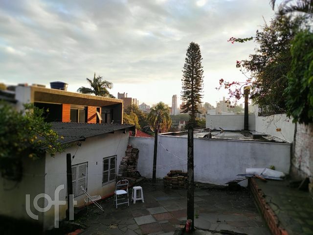 Casa com 500m², 5 dormitórios, 2 suítes, 2 vagas, Petrópolis em Porto Alegre