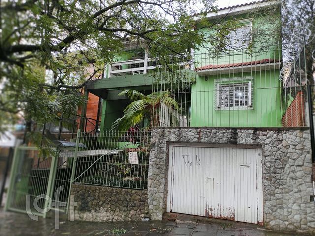 Casa com 500m², 5 dormitórios, 2 suítes, 2 vagas, Petrópolis em Porto Alegre