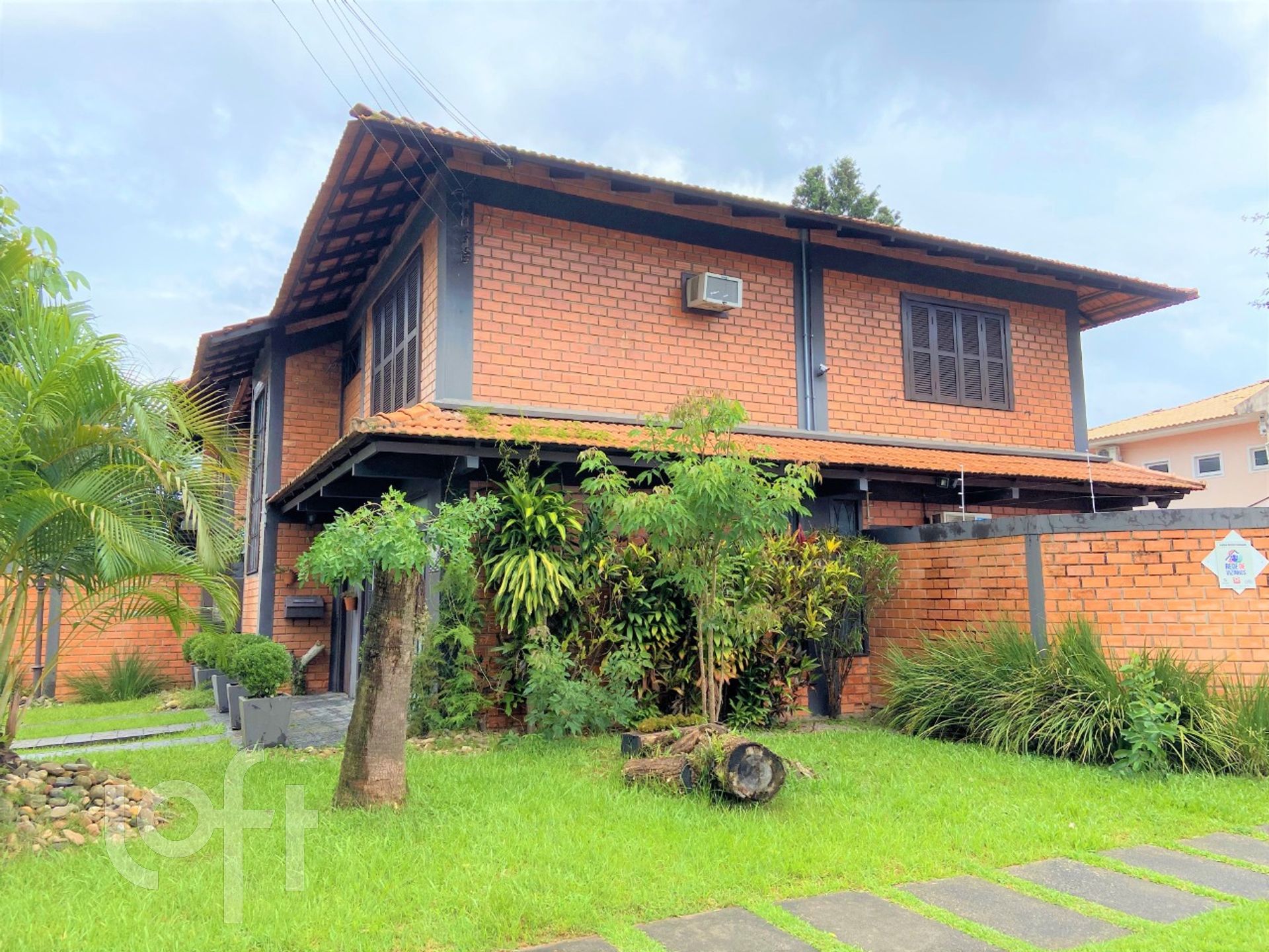 Casa Residencial com 550m², 5 quartos, 2 suítes, 6 garagens, no bairro Itacorubi em Florianópolis