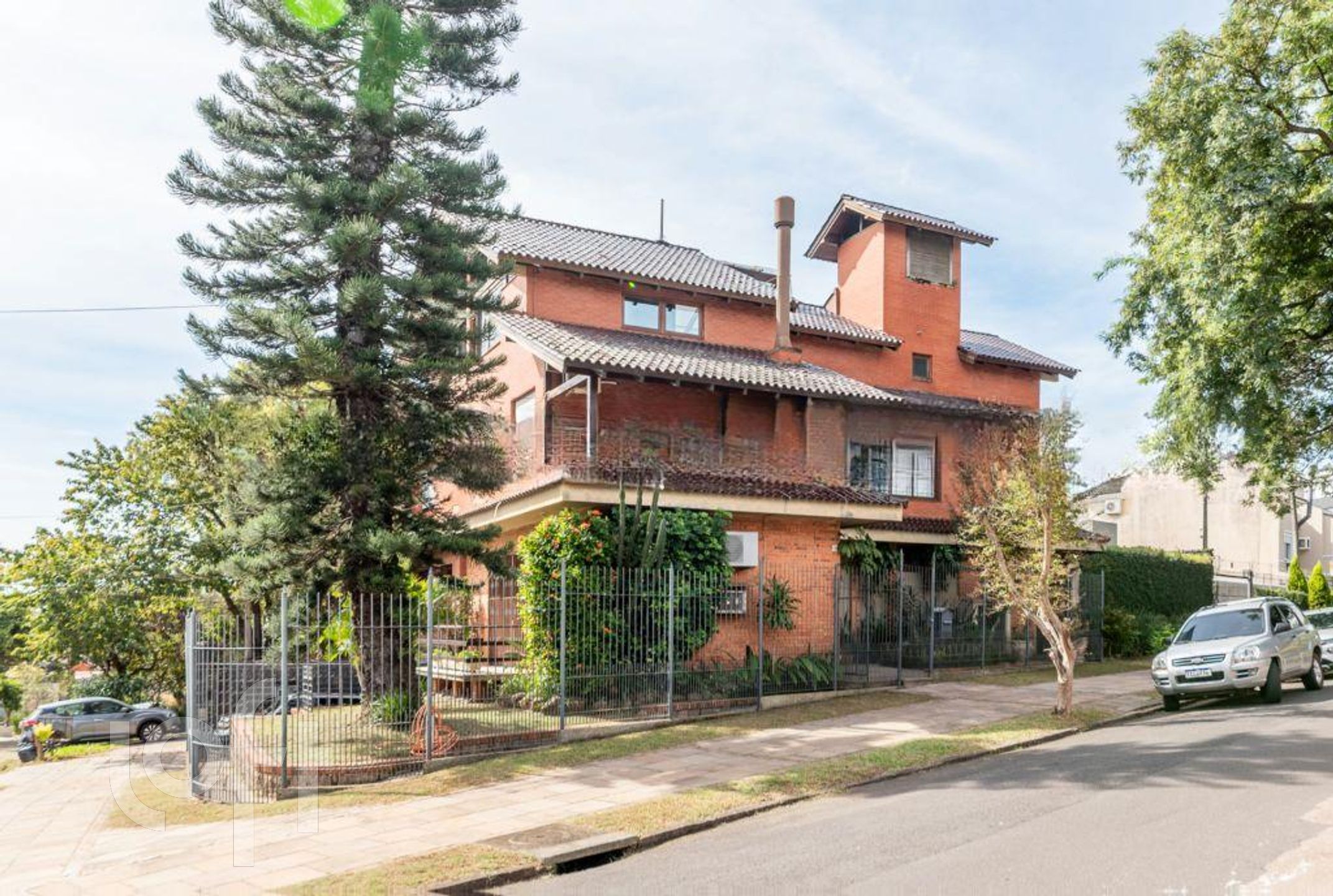 Casa com 400m², 4 dormitórios, 3 suítes, 4 vagas, Chácara das Pedras em Porto Alegre