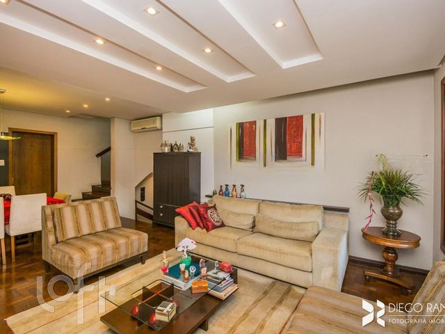 Casa com 270m², 4 dormitórios, 1 suíte, 4 vagas, Vila Ipiranga em Porto Alegre