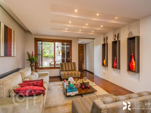 Casa com 270m², 4 dormitórios, 1 suíte, 4 vagas, Vila Ipiranga em Porto Alegre