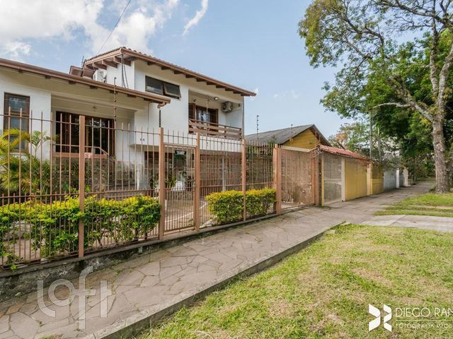 Casa com 270m², 4 dormitórios, 1 suíte, 4 vagas, Vila Ipiranga em Porto Alegre
