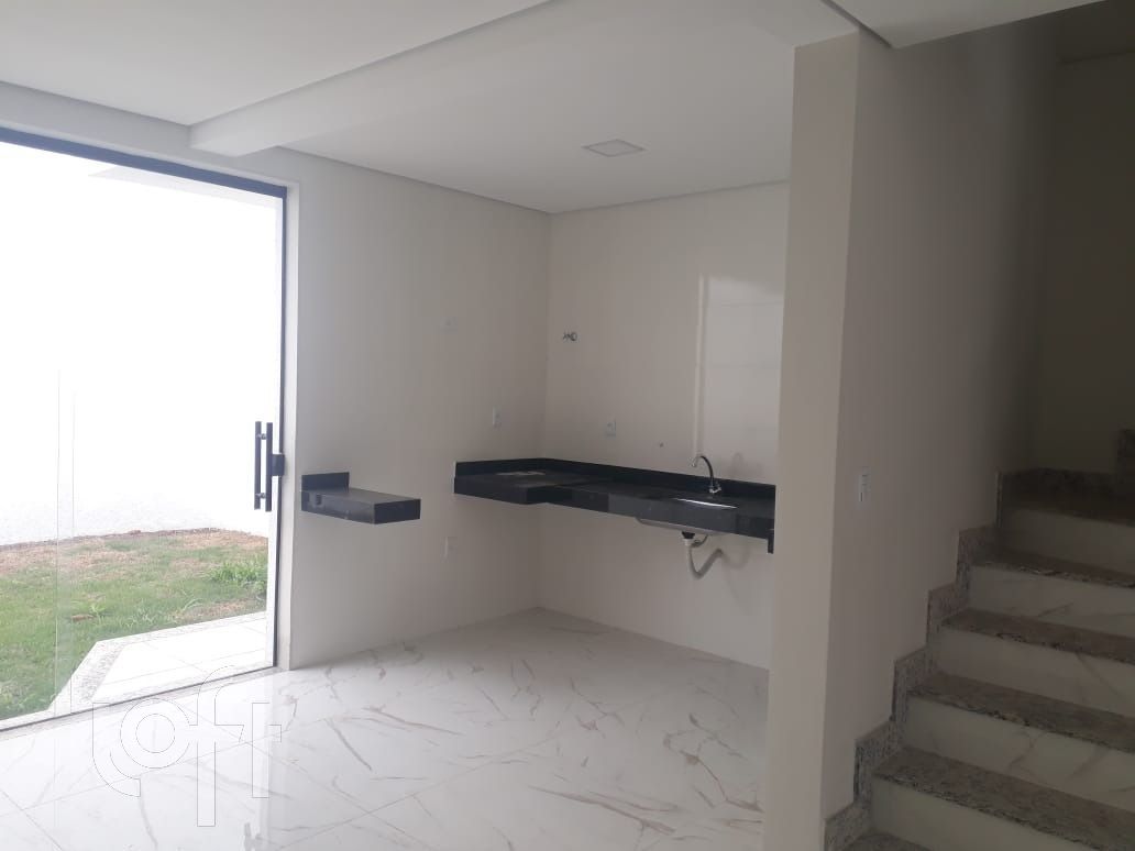 Casa à venda com 3 quartos, 102m² - Foto 4