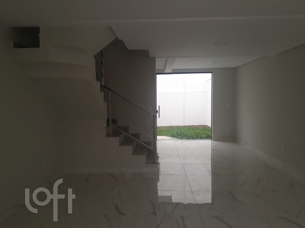 Casa à venda com 3 quartos, 102m² - Foto 2