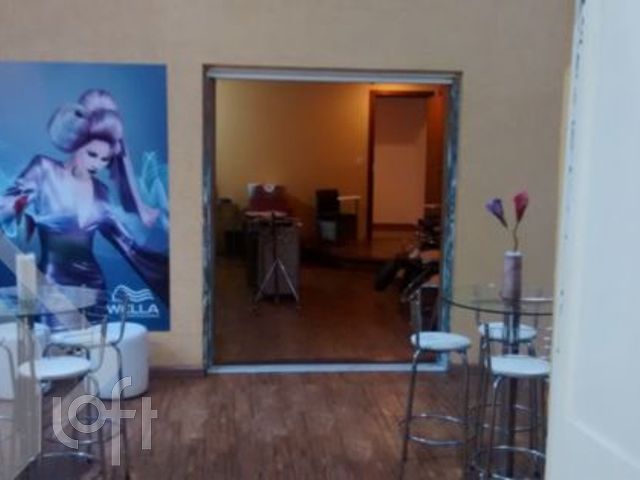 Casa com 290m², 1 dormitório, 4 vagas, Petrópolis em Porto Alegre