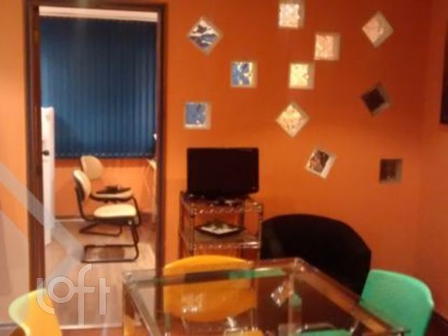 Casa com 290m², 1 dormitório, 4 vagas, Petrópolis em Porto Alegre