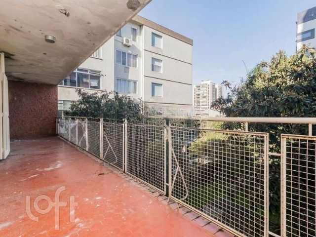 Casa com 453m², 8 dormitórios, 2 suítes, 6 vagas, São João em Porto Alegre