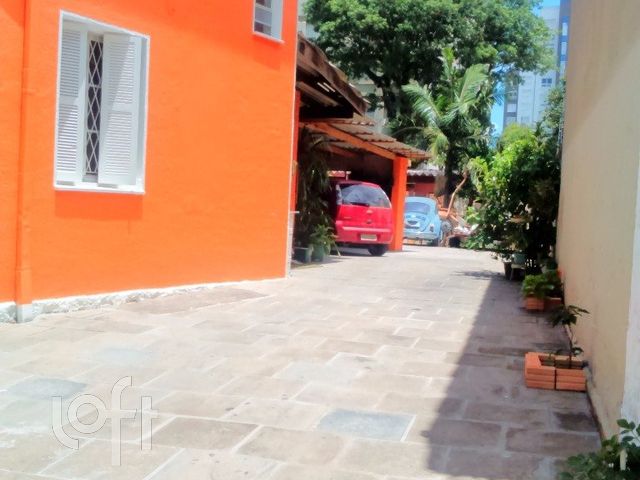 Casa com 108m², 2 dormitórios, 1 suíte, 5 vagas, Menino Deus em Porto Alegre