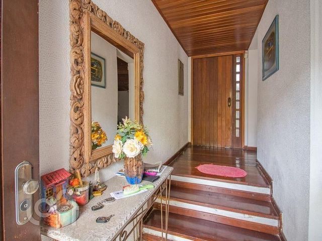 Casa com 280m², 4 dormitórios, 1 suíte, 2 vagas, Rio Branco em Porto Alegre