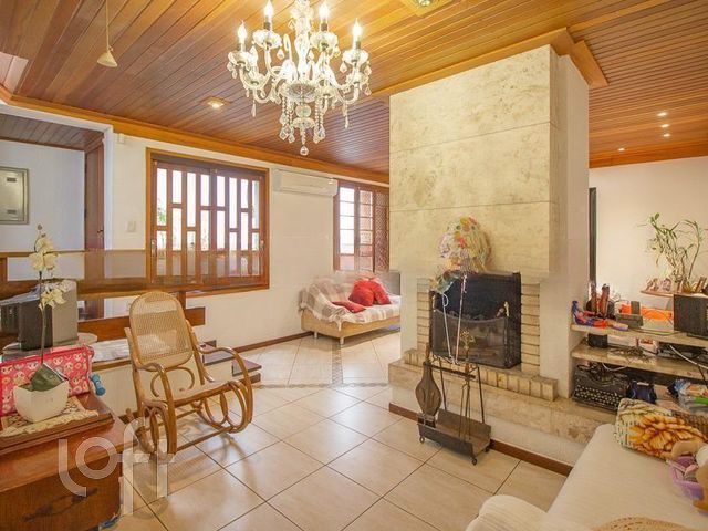 Casa com 280m², 4 dormitórios, 1 suíte, 2 vagas, Rio Branco em Porto Alegre